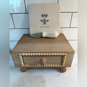 Rae Dunn Cheese Board with Knife. Bee/Crown Design